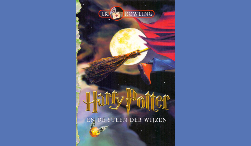 Harry Potter en de Steen der Wijzen van J.K. Rowling boek kaft bezem been schoen zwerkbal